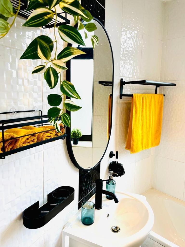 Stylish, Fully Equipped Beside Hyde Park Apartment *