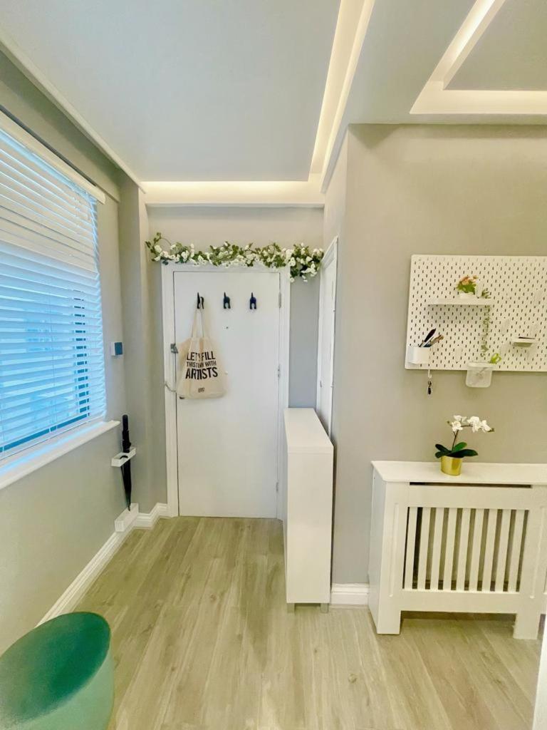 Stylish, Fully Equipped Beside Hyde Park Apartment *